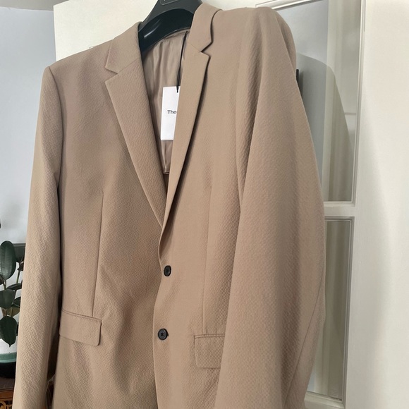 Theory Lightweight Seersucker 2 Button Blazer - Picture 2 of 5